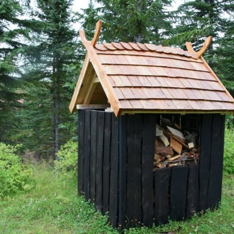 Ekki amaleg eldiviðargeymlsa atarna. Ljósmynd: Pétur Halldórsson