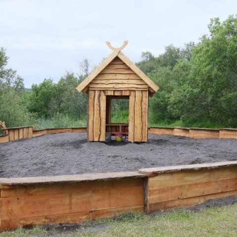 Sandkassi og skúr, endalaus uppspretta leikja. Ljósmynd: Pétur Halldórsson