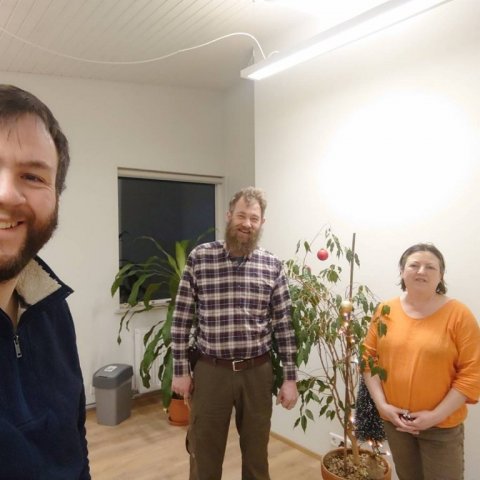 Jón Auðunn Bogason, Valdimar Reynisson og Hraundís Guðmundsdóttir fagna grænu skrefunum í nýuppgerðri starfstöð Skógræktarinnar í Hvammi Skorradal. 