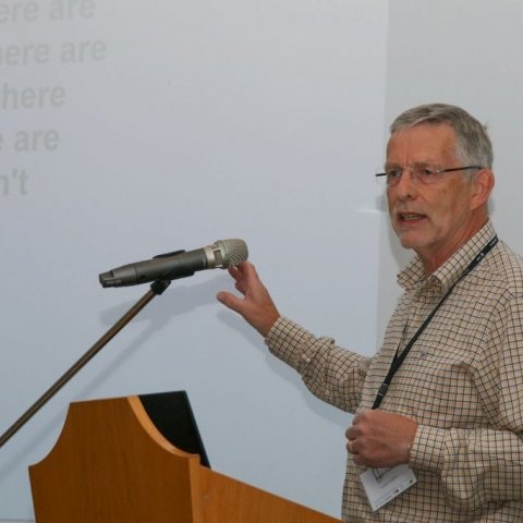 Hugh Evans prófessor flytur erindi sitt. Ljósmynd: Pétur Halldórsson