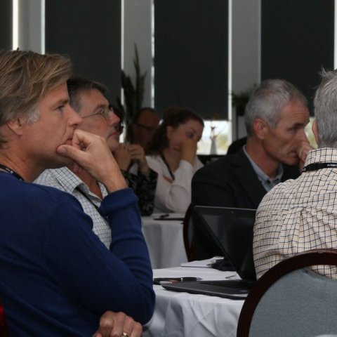 Hlýtt á erindi. Ljósmynd: Pétur Halldórsson