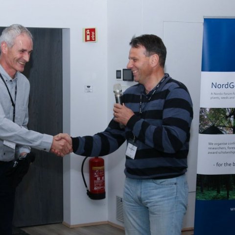 Brynjar Skúlason þakkar Terje Hoel, formanni skógasviðs NordGen, fyrir fundarstjórn. Ljósmynd: Pétur Halldórsson