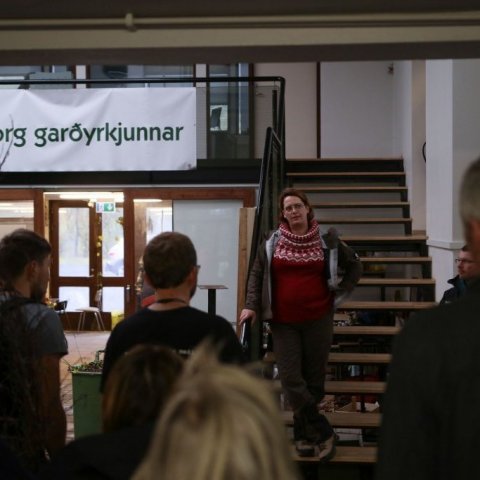 Edda S. Oddsdóttir segir frá starfsemi Garðyrkjuskólans að Reykjum í Ölfusi. Ljósmynd: Pétur Halldórsson