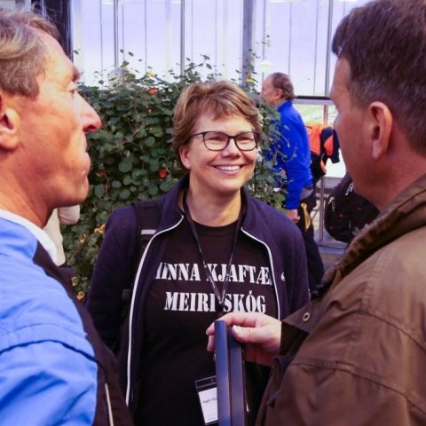 Inger Sundheim Fløistad á spjalli við mæta Torben Leisgaard og Brynjar Skúlason. Ljósmynd: Pétur Halldórsson