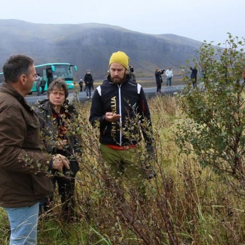 Brynjar Skúlason segir frá eiginleikum birkis til sjálfgræðslu á Hekluskógasvæðinu. Ljósmynd: Pétur Halldórsson