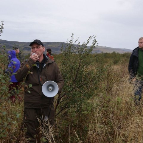 Hreinn Óskarsson segir frá starfinu að endurræktun birkis í Hekluskógaverkefninu. Ljósmynd: Pétur Halldórsson