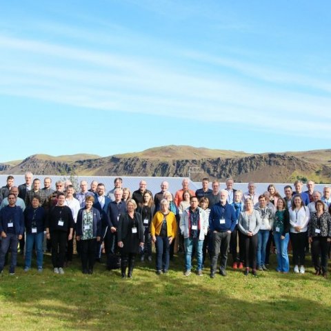 Um 70 manns tóku þátt í ráðstefnunni í Hveragerði. Hér er hópurinn utan við Hótel Örk í blíðunni sem var fyrri dag ráðstefnunnar. Ljósmynd: Pétur Halldórsson