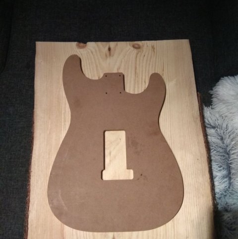 Skapalónið sett á furuplankann