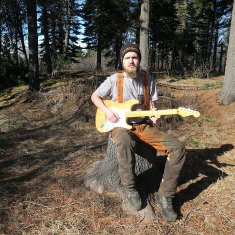 Snorri með fyrsta gítarinn