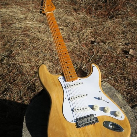 Hálsinn í gítarnum er úr innfluttum hlyn en meginstykkið úr íslenskri stafafuru