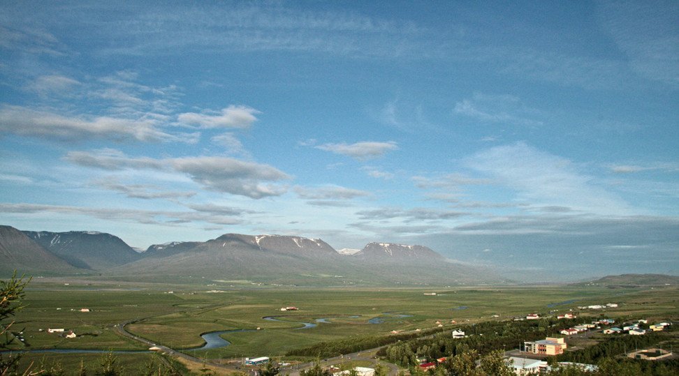 Gott útsýni er á gönguleið í skóginum.