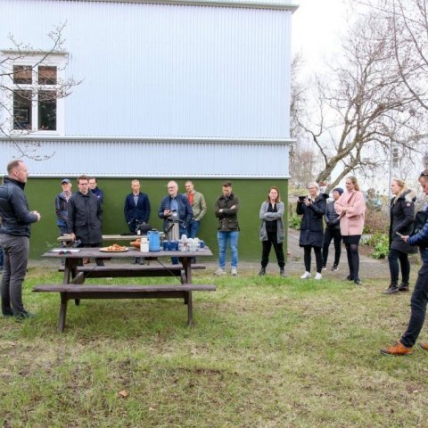 Guðmundur Ingi Guðbrandsson, umhverfis- og auðlindaráðherra, ávarpar samkomuna í maíblíðunni við Gömlu-Gróðrarstöðina. Ljósmynd: Pétur Halldórsson