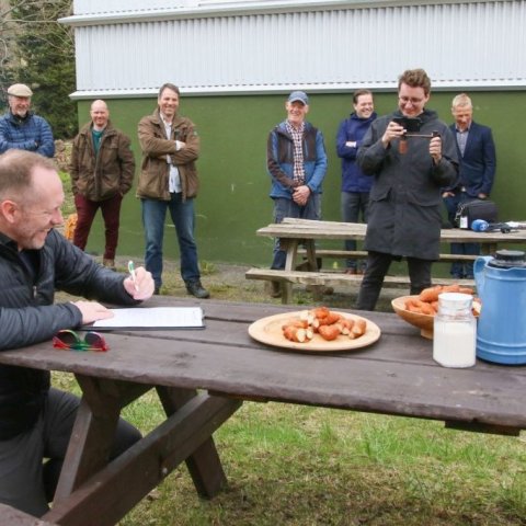 Ráðherra undirritar samkomulagið. Ljósmynd: Pétur Halldórsson