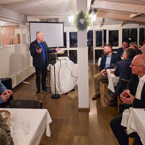 Ágúst Sigurðsson, forstöðumaður væntanlegrar stofnunar, Lands og skógar, ávarpar kvöldverðarsamkomuna. 