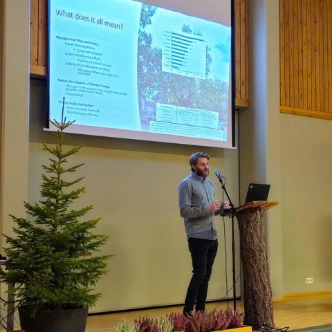 Aaron Sachary Shearer skógræktarráðgjafi hélt fróðlegt erindi um þéttbýlisskógrækt og gildi trjáa í þéttbýli. 