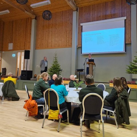 Hópstjórar tíunduðu niðurstöður úr hópavinnunni. Hér ræðir Kári Lefever skógræktarráðgjafi um það sem hópi hans fannst að betur mætti fara í gerð ræktunaráætlana. Ljósmynd: Pétur Halldórsson