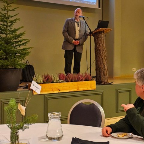Þröstur Eysteinsson skógræktarstjóri við upphaf fundarins. Ljósmynd: Pétur Halldórsson