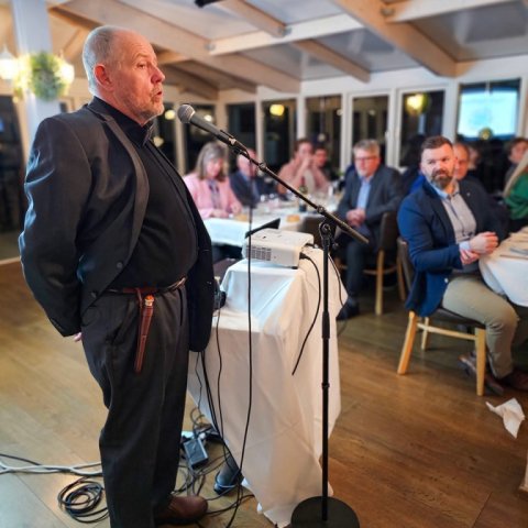 Skógræktarstjóri á léttu nótunum við hátíðarkvöldverðinn með kutann við belti sér. Ljósmynd: Pétur Halldórsson