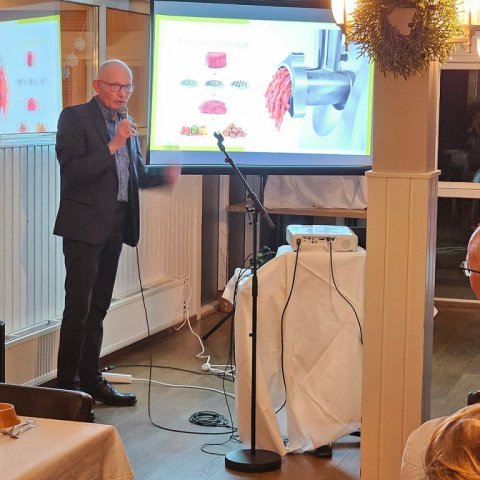 Á hátíðarsamkomu um kvöldið talaði Úlfur Óskarsson á léttum nótum um verkefni nýrrar stofnunar. Ljósmynd: Pétur Halldórsson