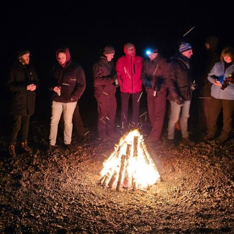 Farið var í ratleik sem endaði við varðeld á bökkum Lagarins. Ljósmynd: Pétur Halldórsson