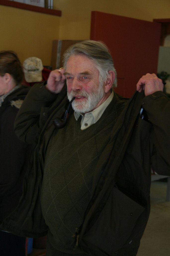 Jón Loftsson skógræktarstjóri fer í úlpuna