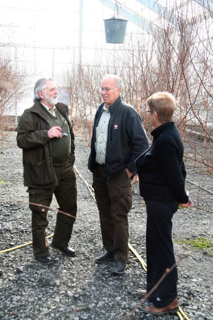 Jón Loftsson skógræktarstjóri<br>á spjalli við Sigurð Skúlason og Margréti Guðmundsdóttur.<br>Fatan er ekki að detta, ef einhverjum skyldi sýnast svo