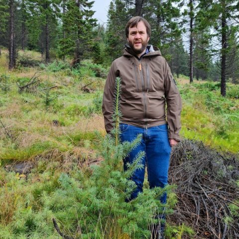 Jón Auðunn við degli gróðursett 2016. Ljósmynd: Valdimar Reynisson