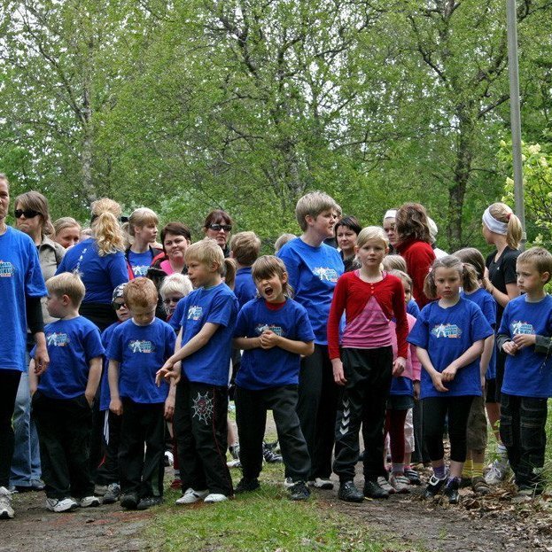Þátttakendur í fjölskylduhlaupi tilbúnir í slaginn.