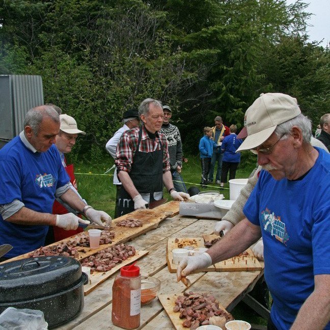 Gestum var boðið upp á heilgrillað naut í skóginum.