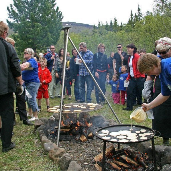 Lummur voru bakaðar yfir eldi í skóginum.