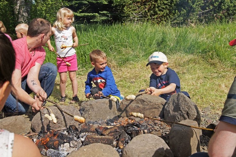 Skátarnir buðu upp á að grilla brauð yfir eldi.