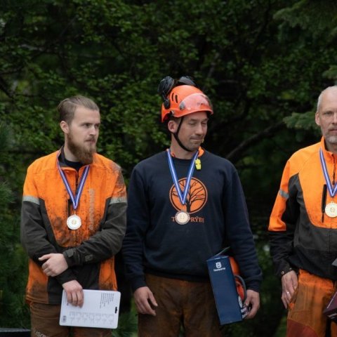 Sigurvegarar á Íslandsmeistaramótinu í skógarhöggi. Frá vinstri: Snorri Páll Jóhannsson Skógræktinni Hallormsstað (2), Orri Freyr Finnbogason Skógræktarfélagi Reykjavíkur (3) og lengst til hægri Íslandsmeistarinn, Bjarki Sigurðsson. Ljósmynd: Þór Þorfinns