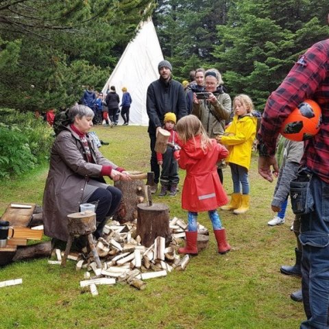 Ólafur Oddsson, fræðslufulltrúi Skógræktarinnar, og Eygló Rúnarsdóttir leiðbeina við tálgun. Ljósmynd: Hreinn Óskarsson