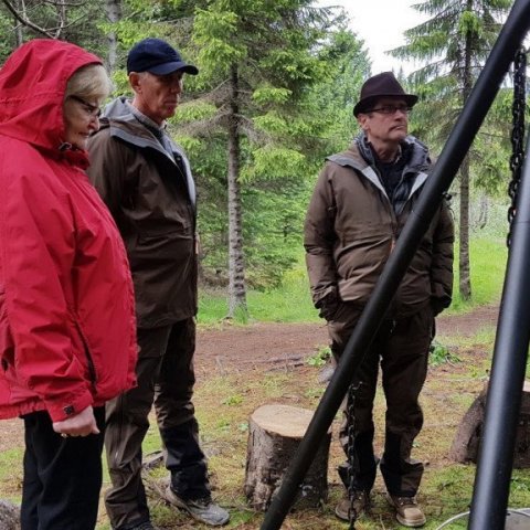 Böðvar Guðmundsson lengst til hægri sá um dómgæslu í skógarhöggskeppninni. Ljósmynd: Hreinn Óskarsson