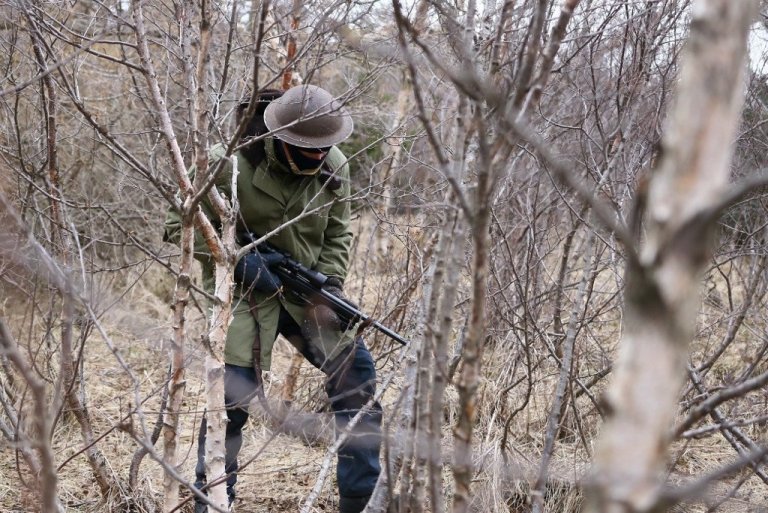 Svo virðist sem ekki hafi allir bresku dátarnir horfið heim á sínum tíma. Í það minnsta var þessi á ferli í skóginum í grennd við skotgrafir og byssustæði sem þar sjást enn ummerki um.