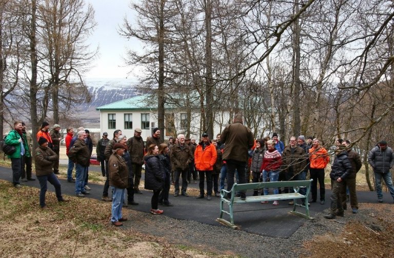Í Kristnesskógi var skoðaður nýr malbikuður stígur sem Skógræktin hefur lagt þar í samstarfi við Sjálfsbjörgu á Akureyri og svo var gengið um skóginn undir leiðsögn Rúnars Ísleifssonar skógarvarðar.