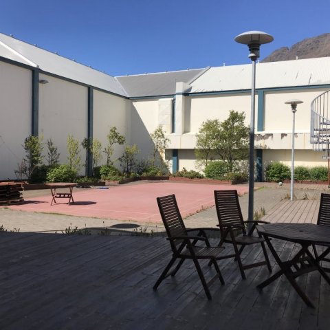 Fallegt og skjólgott útisvæði er við Vestrahúsið. Ljósmynd: Sigríður Júlía Brynleifsdóttir