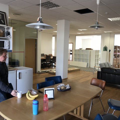 Sameiginleg eldhús- og kaffiaðstaða er með öðrum sem reka starfsemi í Vestrahúsinu. Ljósmynd: Sigríður Júlía Brynleifsdóttir