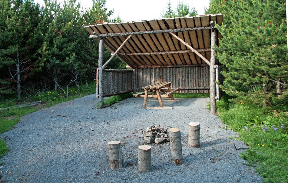Góð aðstaða er í skóginum í Þjórsárdal til að borða nesti.