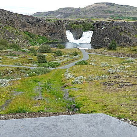 Við Hjálparfoss hefur verið unnið að endurbótum á gönguleiðum að fossinum sem og lagfæringar á bílaplönum. Hefur verkefnið verið unnið í samvinnu Skógræktarinnar og Skeiða- og Gnúpverjahrepps og styrkir fengist til verksins frá ríkisstjórn Íslands.. Ljósmynd: Hreinn Óskarsson