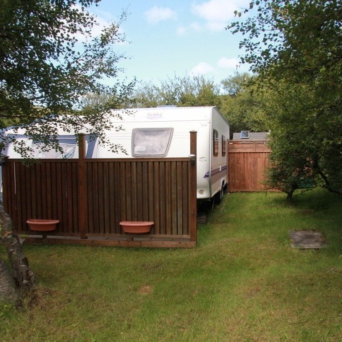 Í skýrslunni er talað um að halda þurfi gróðri frá til að draga úr hættunni á gróðureldum ef kviknar í hjólhýsunum. Ljósmynd: Pétur Halldórsson