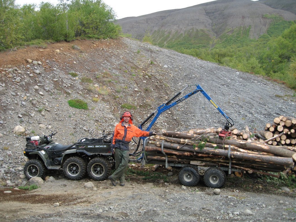 Fjórhjól með útkeyrsluvagni notað við grisjun í Þórðarstaðaskógi haustið 2009. Ljósmynd: Sigurður Skúlason