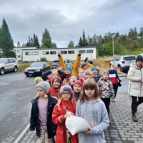 Hópurinn kampakátur með tæpt kíló af fræi. Ljósmynd: Egilsstaðaskóli