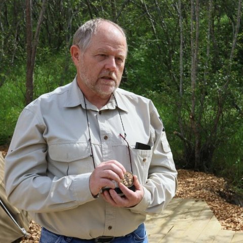 Þröstur með minningarpening sem hann afhenti ráðherra