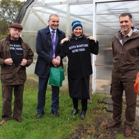 Þröstur og Þór Þorfinnsson skógarvörður afhenda forsetahjónunum boli