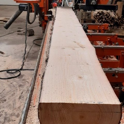 Kvistalítill gæðaviður sem hentar til bátasmíði. Jóhannes H. Sigurðsson