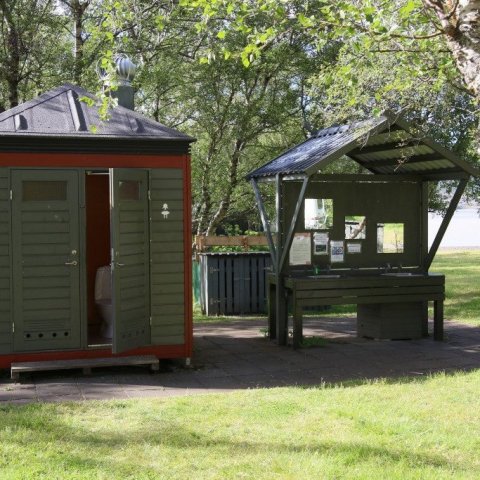  Snyrtingar og vaskar með upplýsingatöflu í Atlavík. Ljósmynd: Pétur Halldórsson