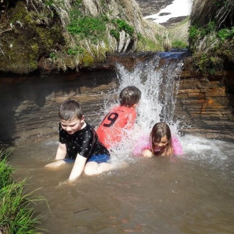 Að lokum var farið í bað í volga læknum á Klúku. Ljósmynd: Arnlín Óladóttir