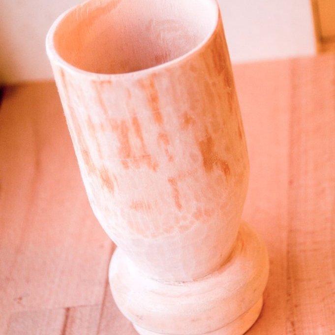 Aðrir gerðu saltbát, krúsir, bikar og skálar úr stafafuru og alaskavíði. Þessi bikar er úr stafafuru. Ljósmynd: Ólafur Oddsson