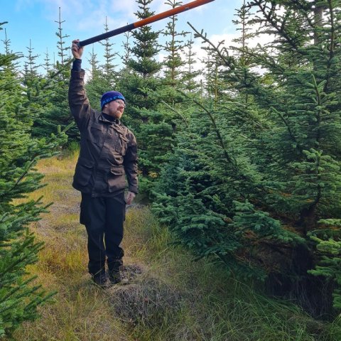 Kristján með mælistöngina sem mælir radíusinn á mælifletinum. Ljósmynd: Valdimar Reynisson